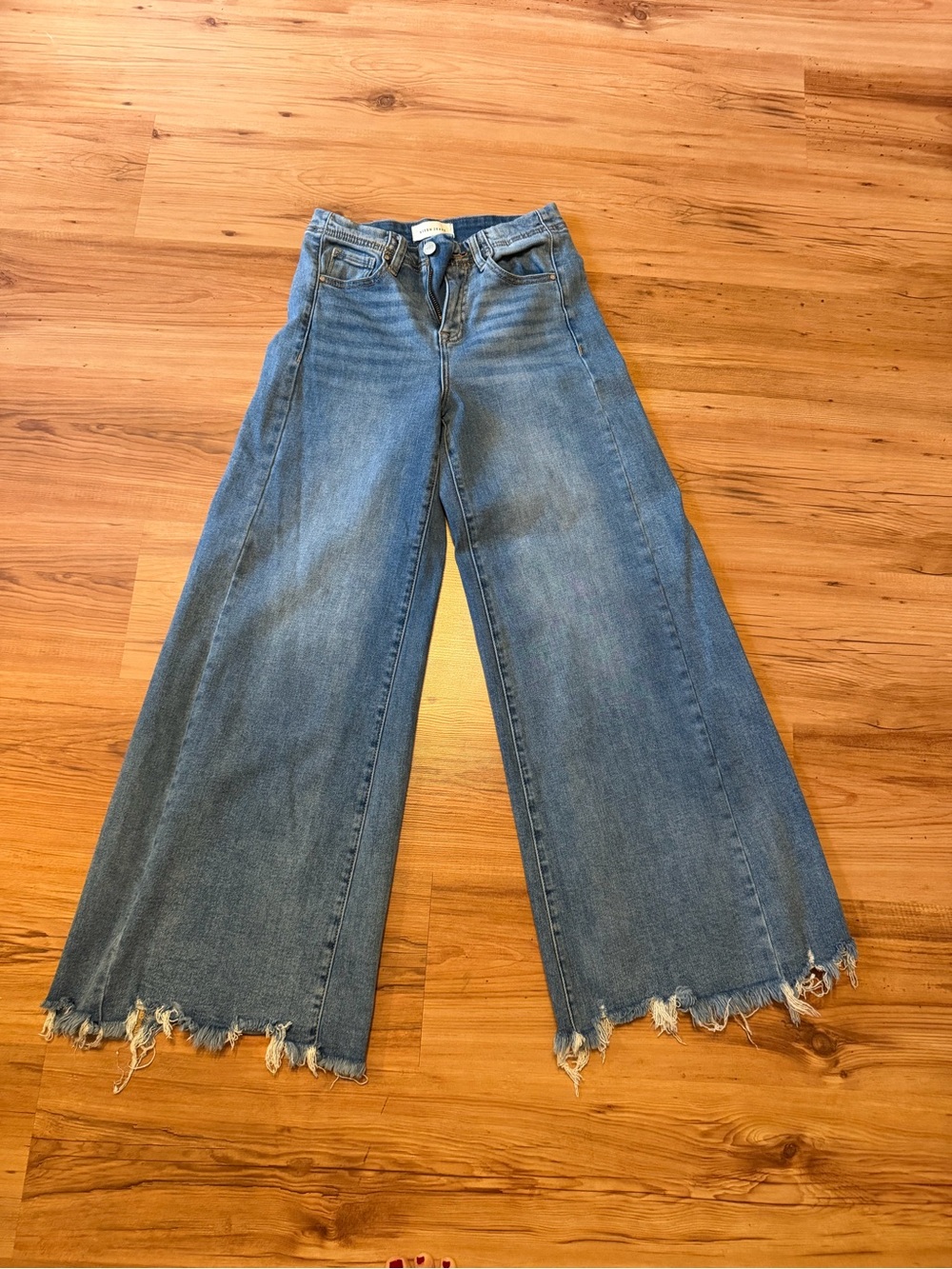 High-Rise Light Blue Wide-Leg Jeans with Frayed Hem. Stretchy